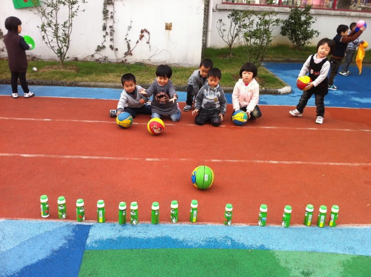 幼儿园小班体育游戏――穿大鞋走