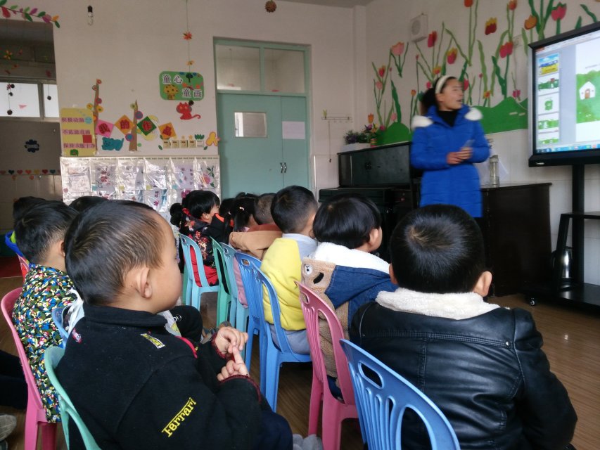 幼儿园听课心得体会 1月8日上午,高庄镇中心幼儿园进行听课活动。第一节课是大班健康教学活动《报纸真好玩》,第二节课是大班艺术教学活动《快乐的小鼹鼠》,第三节课是中班班的绘本阅读《兔子先生去散步》,第四节课是中班的绘本阅读《对不起,大班的《我们的祖国真大》,中班《制作贺卡》,中班的绘本《想吃苹果的鼠小弟》,《好娃娃》,《小熊请客》,《认识小兔》,《三只蝴蝶》,《肥皂泡泡》我们一共听了一个星期的课,教师的表情很到位,上得都非常的有活力有气氛,让幼儿兴趣很高。教师用幽默的话语使课堂上充满了欢笑。从中我也